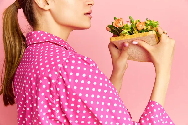 Comida Vegetariana Orgánica Retrato Creativo Con Mujer Comiendo Sándwich Con — Foto de Stock