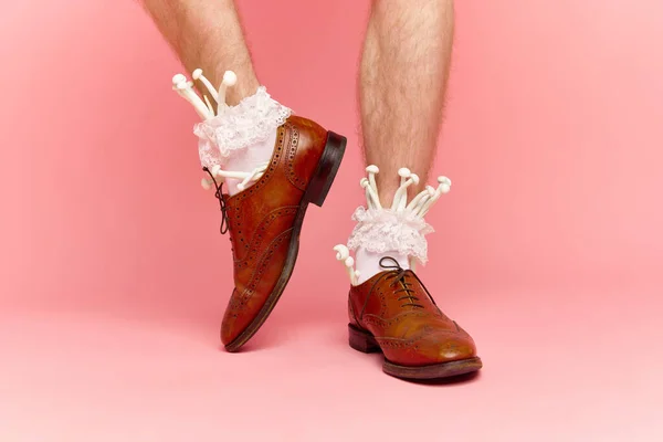 Nova Moda Primavera Close Retrato Pés Masculinos Vestindo Sapatos Meias — Fotografia de Stock