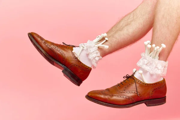Tempo Primavera Retrato Masculino Engraçado Com Pés Vestindo Sapatos Clássicos — Fotografia de Stock