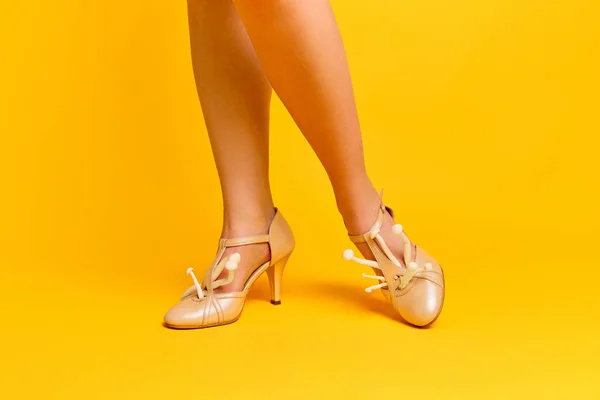Frühlingswetter Lustiges Frauenporträt Mit Füßen Beigen High Heels Mit Weißen — Stockfoto
