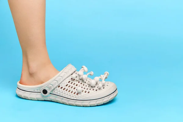 Queer Fashion Style Nahaufnahme Porträt Weiblicher Füße Lustigen Weißen Hausschuhen — Stockfoto