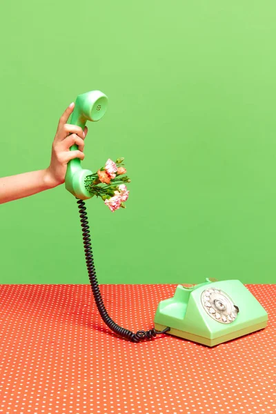 Vårens Stämning Porträtt Med Kvinnlig Hand Håller Telefonmottagare Med Blommor — Stockfoto