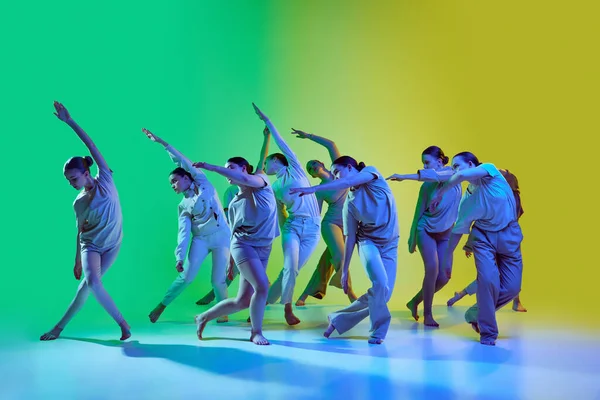 実験舞踊 若い美しい女の子のグループは ダンサーのネオンでグラデーションの背景に音楽のビートに移動します 現代のフリースタイルダンス 創造的なライフスタイルのコンセプト — ストック写真