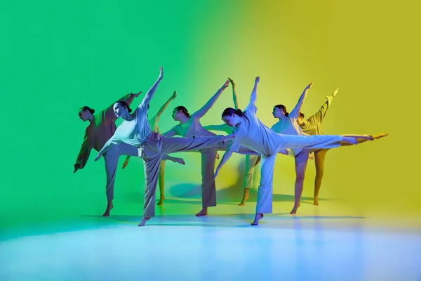 即興演奏 ネオンの光の中でグラデーションの背景で音楽のビートに移動する若い愛らしい女の子のダンスチーム 現代のフリースタイルダンス 創造性の概念 — ストック写真