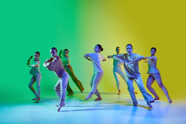 10代の若者のグループは ネオンの光の中でグラデーションの背景で感情的に踊る 現代のフリースタイルダンス 現代美術 創造的なライフスタイル 広告の概念 — ストック写真