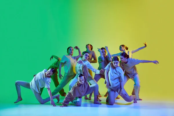多様性 混乱と自由 ネオンの光の中でグラデーションを背景にコンテンポラリーダンスを踊る若者たちのグループ 現代のフリースタイルダンス 現代美術 創造的なライフスタイルの概念 — ストック写真