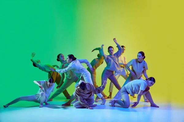 多様性 混乱と自由 ネオンの光の中でグラデーションを背景にコンテンポラリーダンスを踊る若者たちのグループ 現代のフリースタイルダンス 現代美術 創造的なライフスタイルの概念 — ストック写真