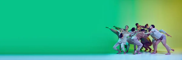 ネオンの光の中でグラデーションの背景で音楽のビートに移動若い愛らしい女の子のダンスチームとバナー 即興演奏 モダンダンス 創造性のコンセプト — ストック写真