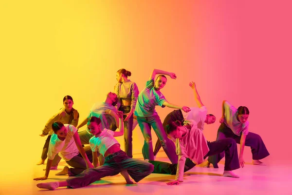 実験舞踊 若い魅力的な女の子のグループは ダンサーのネオンでグラデーションの背景に音楽のビートに移動します 現代のフリースタイルダンス 創造的なライフスタイルのコンセプト — ストック写真