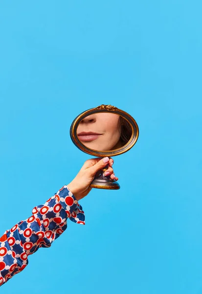 Skönhetsinjektioner Kvinnlig Hand Håller Liten Spegel Med Reflektion Vackra Kvinnor — Stockfoto