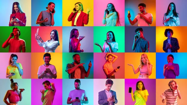 ソーシャルネットワーク 民族的に多様な笑顔の人々の大規模なグループのコラージュ ネオンの光の中で多色の背景にスマートフォンを使用して男性と女性 ガジェットの概念 オンライン チーム — ストック写真