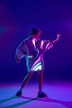 Zihnini kapat. Duygusal bir şekilde dans eden güzel bir kadının portresi. Üzerinde mor arka plan üzerinde neon parıltısı yazılı. Duygular kavramı, dijital sanat, moda, siber punk, fütürizm