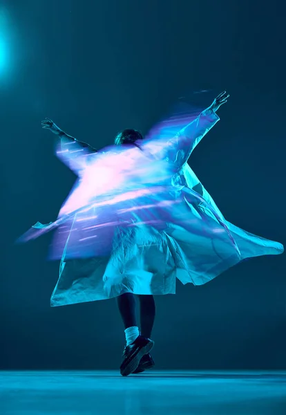 Potret Tubuh Wanita Mengenakan Mantel Terbang Berpose Dengan Refleksi Cahaya — Stok Foto
