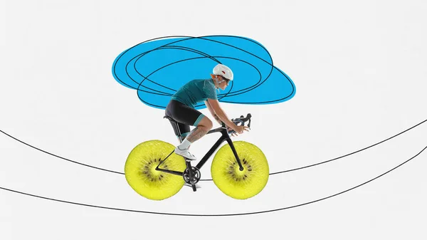 サイクルレースだ 白い背景に車輪の代わりにキウイスライスで自転車に乗って若いスポーティな男と現代美術のコラージュ スポーツ 健康的なライフスタイル 活動の概念 — ストック写真