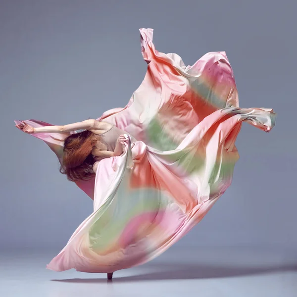 Ballerino Movimento Affascinante Ballerina Danzante Elegante Movimento Grazia Con Tessuto — Foto Stock
