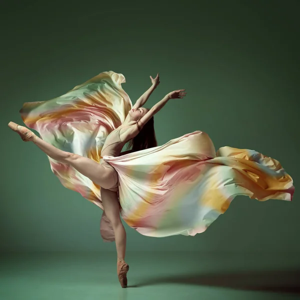 Elegantní Barevné Šaty Jedna Mladá Rozkošná Baletka Rusými Vlasy Emocionální — Stock fotografie