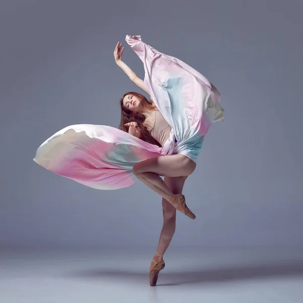 穿着丝绸衣服飞行 失重容易跳 在灰色工作室背景下与面料共舞的性感芭蕾舞演员 当代舞蹈 古典芭蕾舞的概念 创造力 — 图库照片