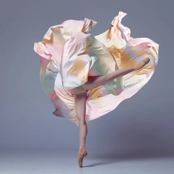 ゴージャスなシルエット グレーのスタジオの背景に空飛ぶ布でエレガントな動きを踊る魅力的なバレリーナ アート モーション アクション 柔軟性 インスピレーションのコンセプト コンテンポラリーダンスの美しさ — ストック写真