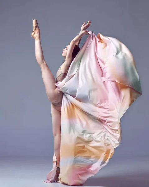 迷人的芭蕾舞演员穿着五颜六色的长裙 在灰色的工作室背景上带着感情跳舞 古典芭蕾舞 当代艺术 美的概念 — 图库照片