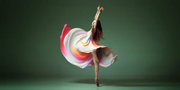 与一个年轻女子的肖像 经典舞蹈家在深绿色背景下 穿着彩绘的衣服跳舞 当代舞蹈 芭蕾舞 艺术家 广告的概念 — 图库照片