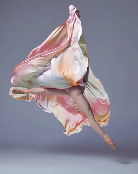 Mostrando Flexibilidad Gracia Bailarina Vestida Con Colorido Vestido Bailando Elegantes —  Fotos de Stock