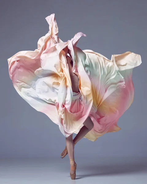 エレガントな動きと生地で踊る若い女の子 バレリーナは灰色のスタジオの背景に顔をカバーしています 絹の生地でバレエ 古典舞踊 インスピレーション 美しさ 創造性の概念 — ストック写真