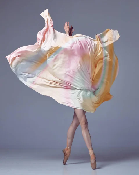 エレガントな動きとファブリックで踊る若い女性 バレリーナは灰色のスタジオの背景に顔をカバーしています 絹のバレエ 古典舞踊 インスピレーション 美しさ 創造性の概念 — ストック写真