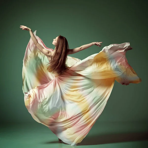 现代芭蕾与丝绸裙 一位美丽的芭蕾舞演员 年轻姑娘优雅地与面料在深绿色的工作室背景上跳舞 古典芭蕾舞艺术 美学概念 — 图库照片