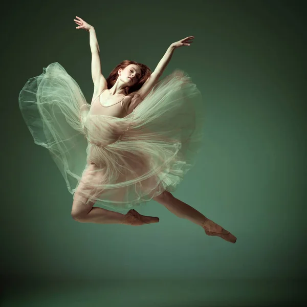 运动的美学 迷人的芭蕾舞演员的画像 穿着华丽的五彩斑斓的衣服 踮着脚尖在深绿色的工作室背景上摆姿势 创造力的概念 — 图库照片
