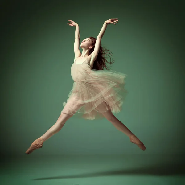 Dimostrare Flessibilità Giovane Incredibilmente Bella Ballerina Indossa Abito Tulle Saltando — Foto Stock