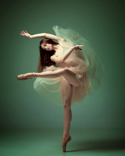 Невесомый Легкий Прыжок Чувственная Рыжеволосая Балерина Платье Тюля Танцует Эмоциями — стоковое фото