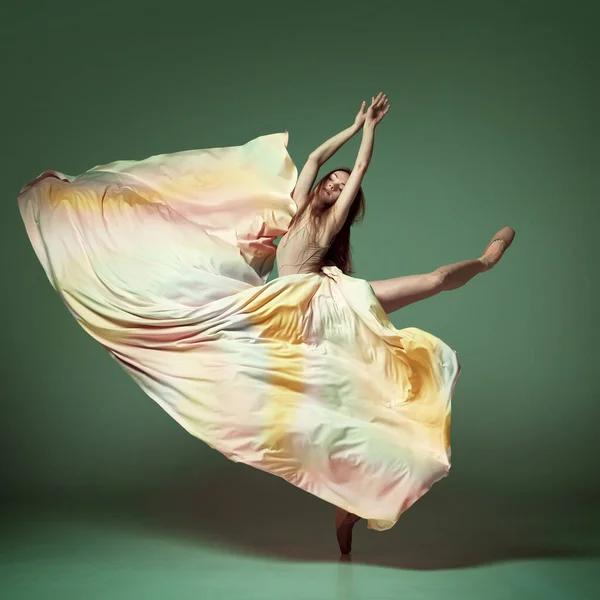 Pełen Wdzięku Skok Portret Uroczej Baleriny Tancerki Ubranej Kolorowe Sukienki — Zdjęcie stockowe