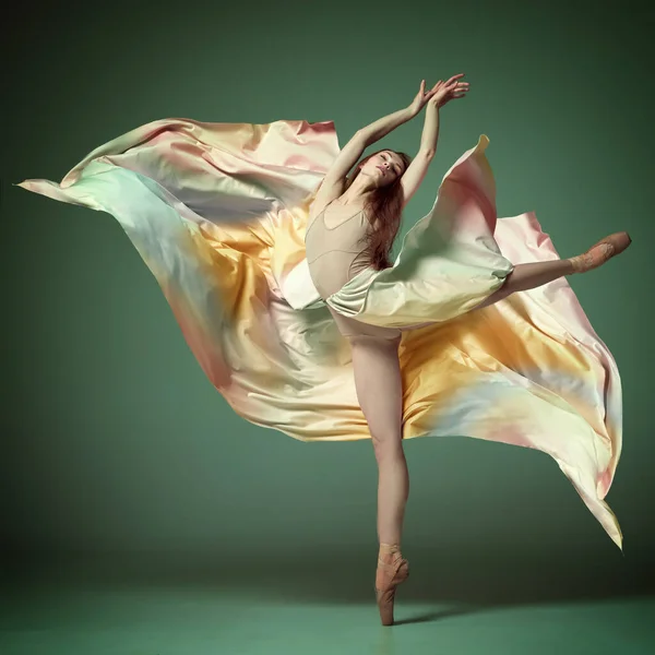 Gracioso Salto Retrato Hermosa Bailarina Bailarina Con Vestido Colorido Sobre —  Fotos de Stock