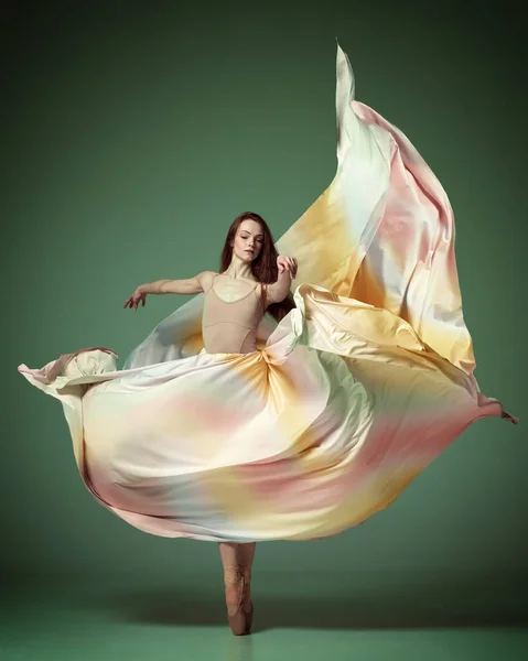 与一个年轻女孩的肖像 美丽的芭蕾舞演员穿着丝绸衣服 在深绿色的工作室背景上跳舞旋转 古典芭蕾舞的概念 创造力 — 图库照片