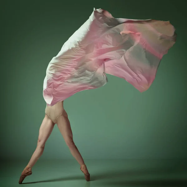 灵活的芭蕾舞演员 在深绿色的背景上 与五彩缤纷的面料共舞 有丝绸的芭蕾舞团当代舞蹈的美丽 灵活性 灵感概念 — 图库照片