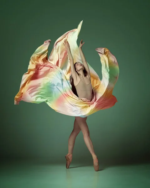 有灵感的华丽芭蕾舞演员的画像 穿着丝绸衣服的漂亮女孩 在深绿色背景下带着激情跳舞 当代舞蹈的美丽 芭蕾艺术 弹性概念 — 图库照片