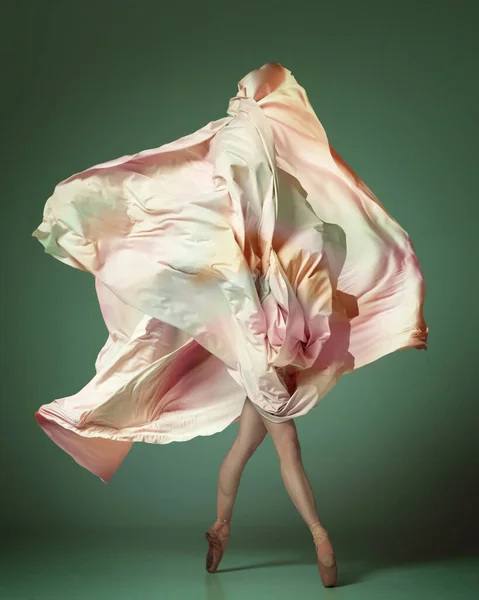 若い女性は 優雅さの動きと生地で踊るバレリーナは濃い緑のスタジオの背景に顔をカバーしています 絹のドレスとバレエ 古典舞踊 インスピレーション 創造性の概念 — ストック写真