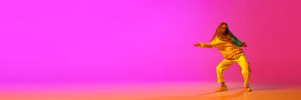 Хіп Хоп Портрет Однією Молодою Жінкою Танцівницею Косичками Танцює Пристрастю — стокове фото