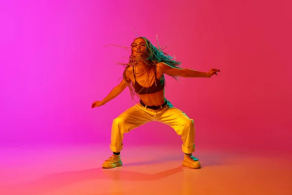 Moderne Danser Beweging Een Jonge Professionele Hiphop Meisje Dragen Stijlvolle — Stockfoto