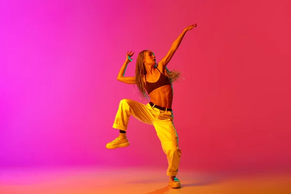Retrato Mujer Joven Elegante Entrenamiento Bailarina Hip Hop Ropa Casual — Foto de Stock