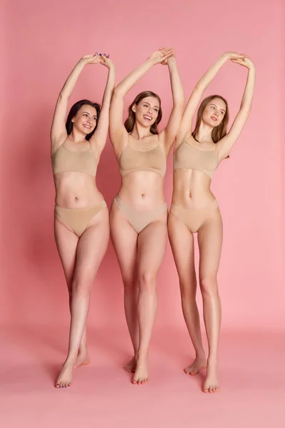 Young Body Portrait Group Happy Smiling Girls Women Wearing Beige — Stock Photo, Image