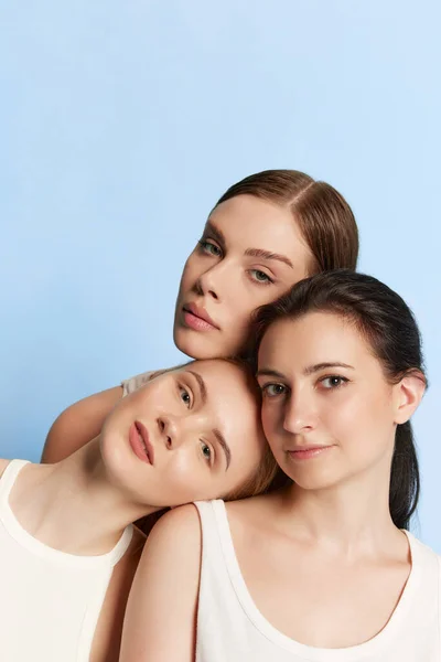 Güzellik Iğneleri Makyajsız Genç Kızların Portresi Mavi Stüdyo Arkaplanından Kameraya — Stok fotoğraf
