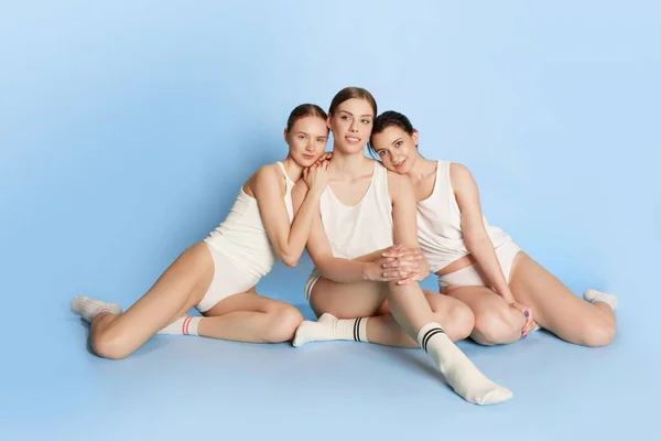 Meisjes Pyjamafeest Groep Van Jonge Schattige Meisjes Dragen Witte Binnenkleding — Stockfoto