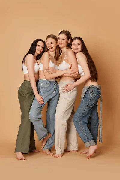 Studio Shot Met Een Groep Jonge Lachende Meisjes Dragen Casual — Stockfoto