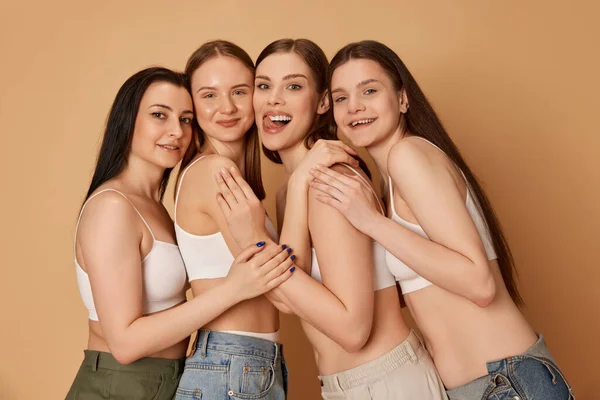 Meisjes Feestje Gestroopt Beeld Met Een Groep Vrolijke Vrouwen Met — Stockfoto
