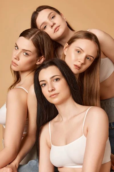 接近一群人的肖像 穿着白色上衣的女孩在米色工作室的背景下摆出一副合影的样子 自然美的概念 身体和皮肤护理 健康饮食 化妆品 — 图库照片