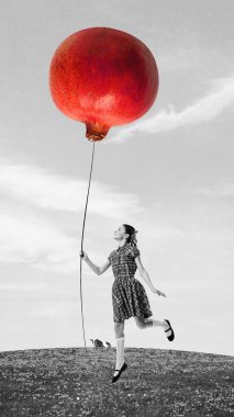 Siyah ve beyaz gökyüzü arka planında balon gibi nar üzerinde uçan genç güzel kızlarla çağdaş sanat kolajı. Sağlıklı yaşam tarzı, yemek, beslenme, beslenme, vitamin, güzellik, sağlık konsepti