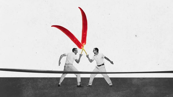 当代艺术拼贴与两名男子击剑辣椒而不是剑在单色背景 健康生活方式 健康概念 — 图库照片
