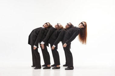 Bir grup güzel kadının portresi, klasik takım elbiseli ofis çalışanları beyaz renkli stüdyo arka planında duruyorlar. İş konsepti, ofis hayatı, başarı, bale, kariyer, ifade, reklam