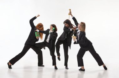 Çalışanlarla ilişki. Kızgın iş kadını portresi, siyah kostümlü ofis çalışanları ellerinde telefon ahizeleri ve beyaz arka planda bağrışmalar. Kariyer büyümesi kavramı, aşırı çalışma, planlama